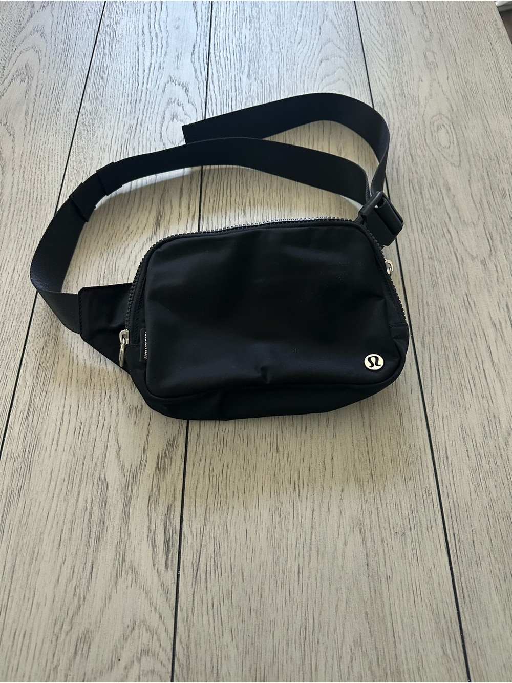 NWOT Lululemon Everywhere Belt Bag 1L Black Silver Logo Fanny Pack